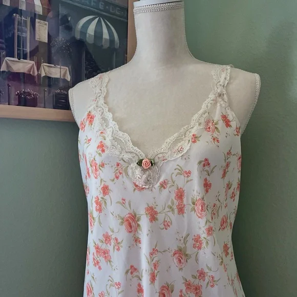 Vintage Pink&White Floral Slip with V-Neckline and Rose Detailing - Picture 2 of 3